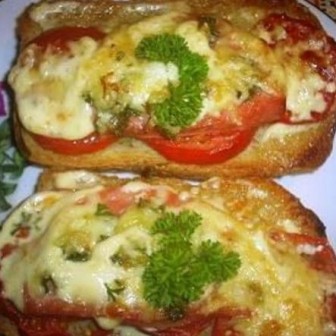 Бутерброды с сыром корейкой помидорами и салатом