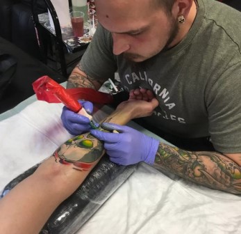 Если вы хотите сделать татуировку, необходимо обратиться к проверенному и надежному мастеру. Он должен быть истинным профессионалом своего дела. .