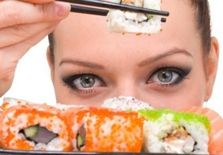 Старайтесь избегать употребления суши по воскресеньям, так как японские рестораны обычно не получают свежую рыбу с доставкой (а иногда и по субботам). Качественные суши-рестораны также обычно закрыты по понедельникам. 