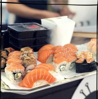 Как правило, доставка суши всегда будет более низкого качества, чем то, что едят в ресторане. Стоит отметить, что большинство первоклассных суши-ресторанов могут даже не 
