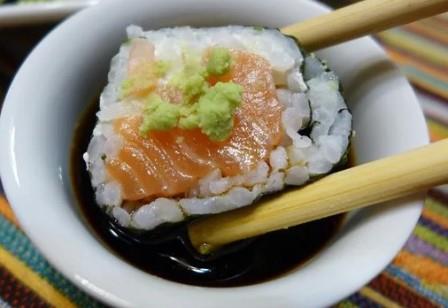 Вы заказали суши, потому что вам нравятся нежные и разнообразные вкусы сырой рыбы, верно? Погружение кусочка суши в соевый соус 