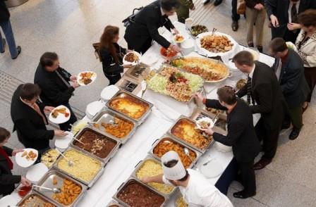 Согласно Википедии Шведский стол это система подачи блюд, в которой еда размещается в общественном месте, где посетители обслуживают себя сами. Горячий или холодный шведский стол обычно включает в себя посуду и столовые приборы, но пальчиковый шведский стол-это набор продуктов, которые предназначены для небольших размеров и легко потребляются только вручную, таких как кексы, кусочки пиццы, продукты на коктейльных палочках и т. д.