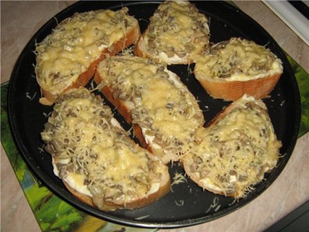 Бутерброды с сыром и томатным пюре