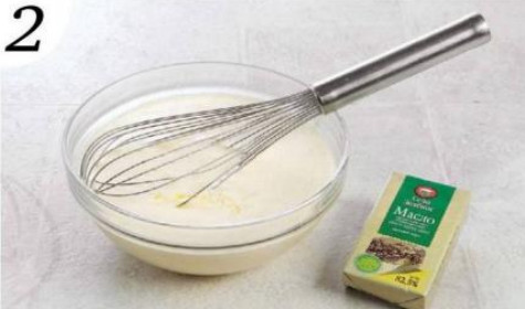  Растопите сливочное масло, влейте в тесто. Смешайте соду с лимонной кислотой, добавьте в тесто, вымешайте. Дайте тесту постоять 30 минут