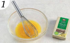 Растопите масло, разделите пополам, остудите. С одной половиной сливочного масла смешайте взбитое с щепоткой соли яйцо.  