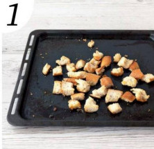Разогрейте духовку J. до 200 °С. Нарежьте хлеб крупными кубиками или наломайте его на кусочки. Положите в форму для запекания, сбрызните оливковым маслом и запеките до золотистого цвета, перевернув в середине 