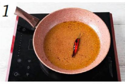  Нагрейте масло в сковороде, положите разрезанный пополам перец чили, поставьте на средний огонь. Сильно нагрейте масло, но не перекалите, чтобы перец не начал гореть. Снимите с огня и остудите.  