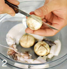 вкусные шашлычки из кальмаров с грибами  