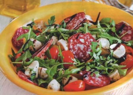   салат с колбасой, помидорами и моцареллой по Итальянски  