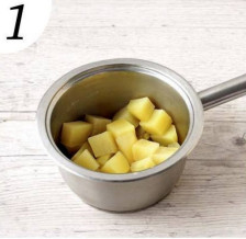 Очистите картофель  и нарежьте крупными кубиками. Положите в кастрюлю, залейте кипящей водой и посолите. Варите на среднем огне до готовности, 15 минут