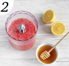 Поместите клубнику в блендер и влейте 2 стакана воды. Взбейте до однородности. Добавьте лимонный сок и мед и снова взбейте.
