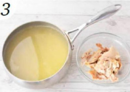  Выньте курицу из бульона, нарежьте небольшими кусками или вообще снимите мясо с костей.