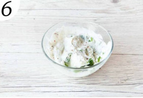 Для соуса смешайте йогурт с зеленым луком, посолите и поперчите.