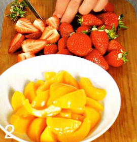вкусный летний кускус с ягодами и абрикосами 