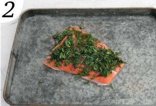  Положите филе лосося на поднос кожей вниз. Полейте оливковым маслом, посыпьте солью и крупным перцем. Распределите крупно нарезанный укроп. Накройте рыбу пленкой и оставьте в холодильнике на 2 часа. 