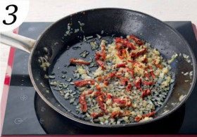 Разогрейте оливковое масло в большой сковороде на среднем огне. Приправьте филе с обеих сторон солью и перцем, положите в сковороду кожей вверх и жарьте 5 мин