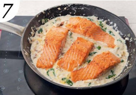 Верните рыбу в сковороду и прогрейте в соусе 1 минут Перед подачей посыпьте блюдо мелко нарезанной петрушкой. 