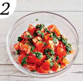  Нарежьте помидоры средними кубиками и смешайте с заправкой. Выложите помидоры на блюдо. 