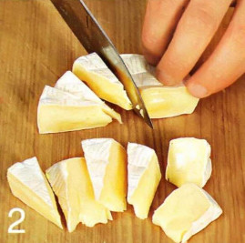 вкусный карамелизованный лук с сыром бри 