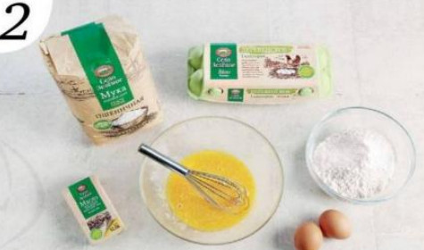  Для оладушек взбейте яйца с растопленным маслом и солью. Муку смешайте с раз-рыхлителем и содой.