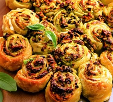 Пирог-булочки с брынзой, маслинами и зеленью  
