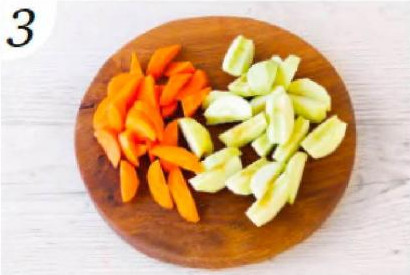 Морковь и яблоки очистите от кожуры, у яблок удалите сердцевину; нарежьте морковь и яблоки ломтиками.  
