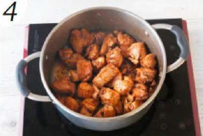 В глубокой сковороде разогрейте масло, положите индейку, обжаривайте на среднем огне по 2 минуты с каждой стороны. 