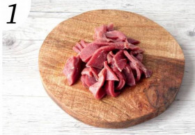 Нарежьте мясо тонкими полосками, посолите и поперчите. 