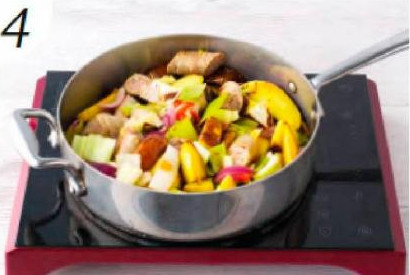    В сковороде с разогретым маслом обжарьте картофель до золотистой корочки, затем добавьте колбаски, чеснок, весь лук, чили и тимьян, жарьте 5 минут