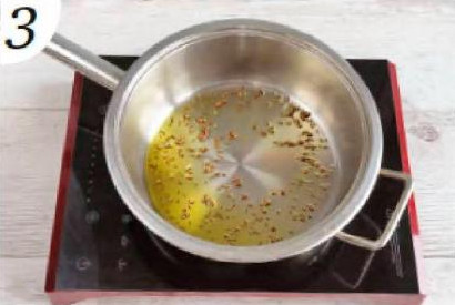 В большую сковороду налейте масло, положите семена кориандра, зиры и горчицы. Обжаривайте на среднем огне, помешивая, 1	минуту.     