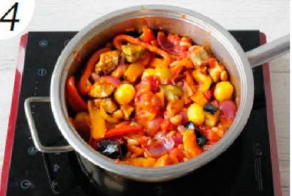   Выдавите печеный чеснок из шелухи в томатный соус. Положите все остальные овощи, опять доведите до кипения, приправьте солью и перцем, готовьте на среднем огне, помешивая, 15 минут. Подавайте рагу горячим, посыпав листочками тимьяна. 