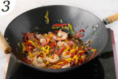  В воке или большой сковороде обжарьте в растительном масле все овощи с креветками, 2 мин, добавьте кунжутное масло, соевый и устричный соус и 150 мл воды. 