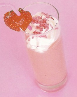 Коктейль Рубин из вишнёвого сиропа мороженого клубники