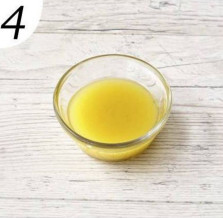 Приготовьте заправку, смешав оливковое масло с лимонным соком, солью и перцем до однородности. 