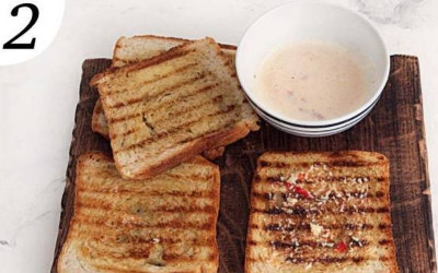  Хлеб поджарьте в тостере или под грилем.  Смажьте каждый кусок соусом айоли  