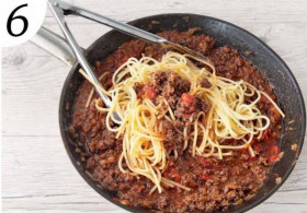 Готовые спагетти откиньте на дуршлаг, сохранив немного жидкости, в которой они варились. Переложите спагетти в соус, перемешайте и прогрейте вместе 2-3 минут Если нужно, добавьте немного воды из-под пасты.