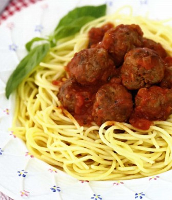 спагетти  с фрикадельками +в соусе, 