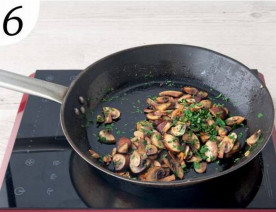  Добавьте грибы и листочки тимьяна и жарьте, периодически помешивая, пока грибы не подрумянятся, 3-5 минут