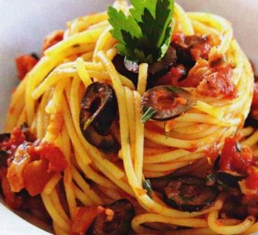 спагетти с корейкой, маслинами и помидорами 