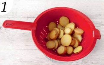 Разогрейте духовку до 200 °С. Помойте картофель щеткой, нарежьте кружками толщиной 1 см и положите в кастрюлю. Залейте кипящей водой, посолите и варите, пока карто-фель не станет слегка мягким, 5-7 минут 