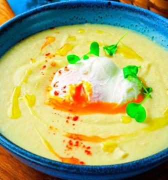 Суп из цветной капусты с яйцом-пашот 