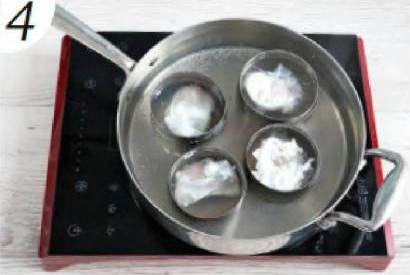  Для пашота налейте в сотейник воды, доведите до кипения, чуть посолите и капните уксуса. Установите в кастрюле 4 металлических кольца (они должны быть покрыты водой).  В каждое кольцо по одном)' аккуратно разбейте яйца. Варите при минимальном кипении 4 минут Аккуратно выньте шумовкой и дайте стечь воде на бумажные полотенца.