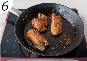 В сковороду, где жарилось мясо, вылейте соус и доведите до кипения на среднем огне. Готовьте 3-5 минут, пока смесь слегка не уварится.