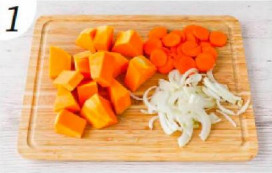  Разо1рейте духовку до 150 °С. Очистите овощи. Тыкву нарежьте крупными кусками, лук - полукольцами, морковь -кружочками.