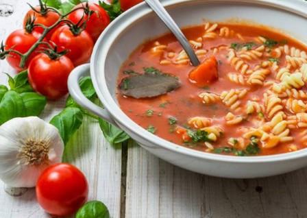 томатный суп с мелкой пастой 